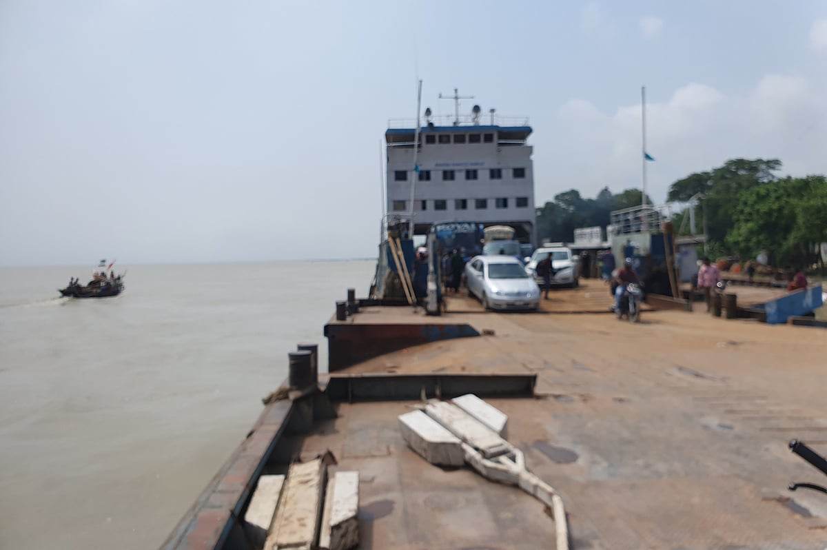 পদ্মা নদী পাড়ি দিতে দৌলতদিয়া-পাটুরিয়া নৌপথে চলাচলরত ফেরিগুলোর আগের থেকে প্রায় দ্বিগুণ সময় লাগছে। সম্প্রতি রাজবাড়ীর গোয়ালন্দ উপজেলার দৌলতদিয়া ফেরিঘাটে